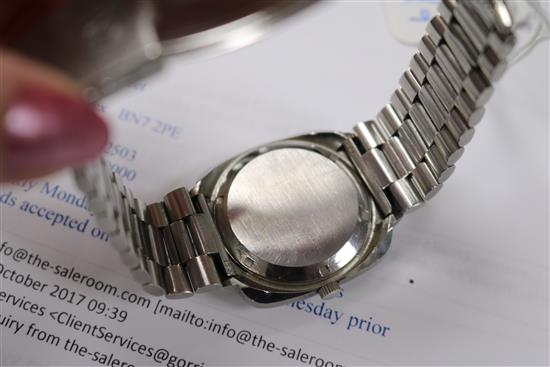A gentlemans stainless steel Omega automatic wrist watch with day/date aperture.